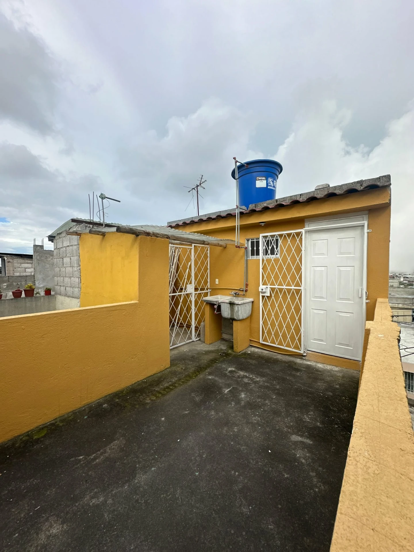 🏡 ¡Casa independiente de 3 pisos en venta – Calderón!  📍 Conjunto Privado Santa Marianita 2 — imagen 2