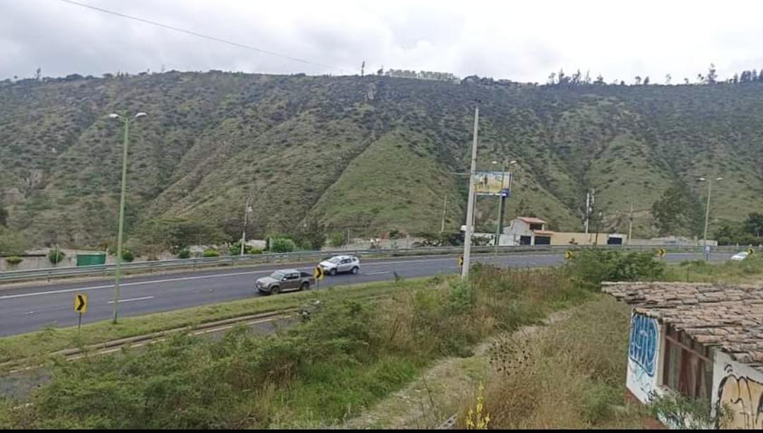 En Venta Terreno con Dos Frentes, en Calderon, por Peaje de Oyacoto — imagen 3