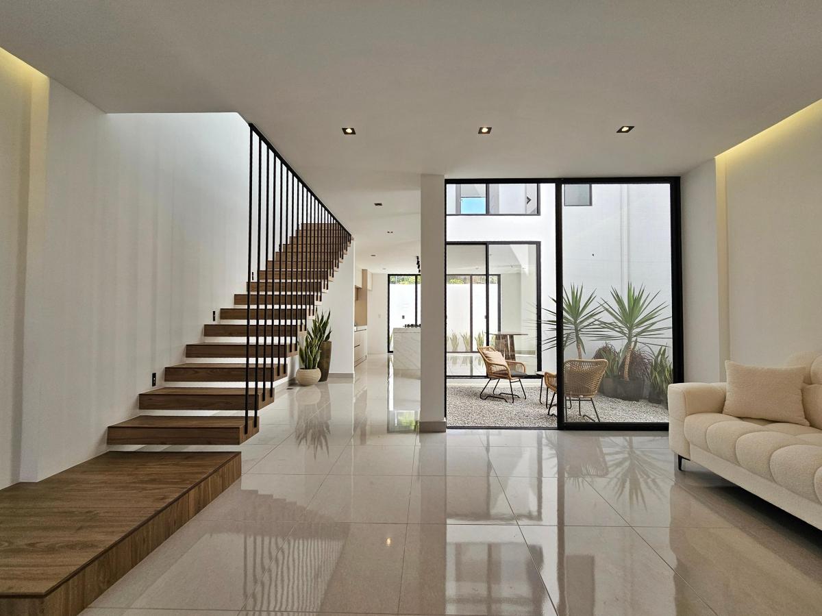 Vendo Espectacular Casa por Etrenar en Chipipe a 2 Cuadras de La Playa — imagen 10