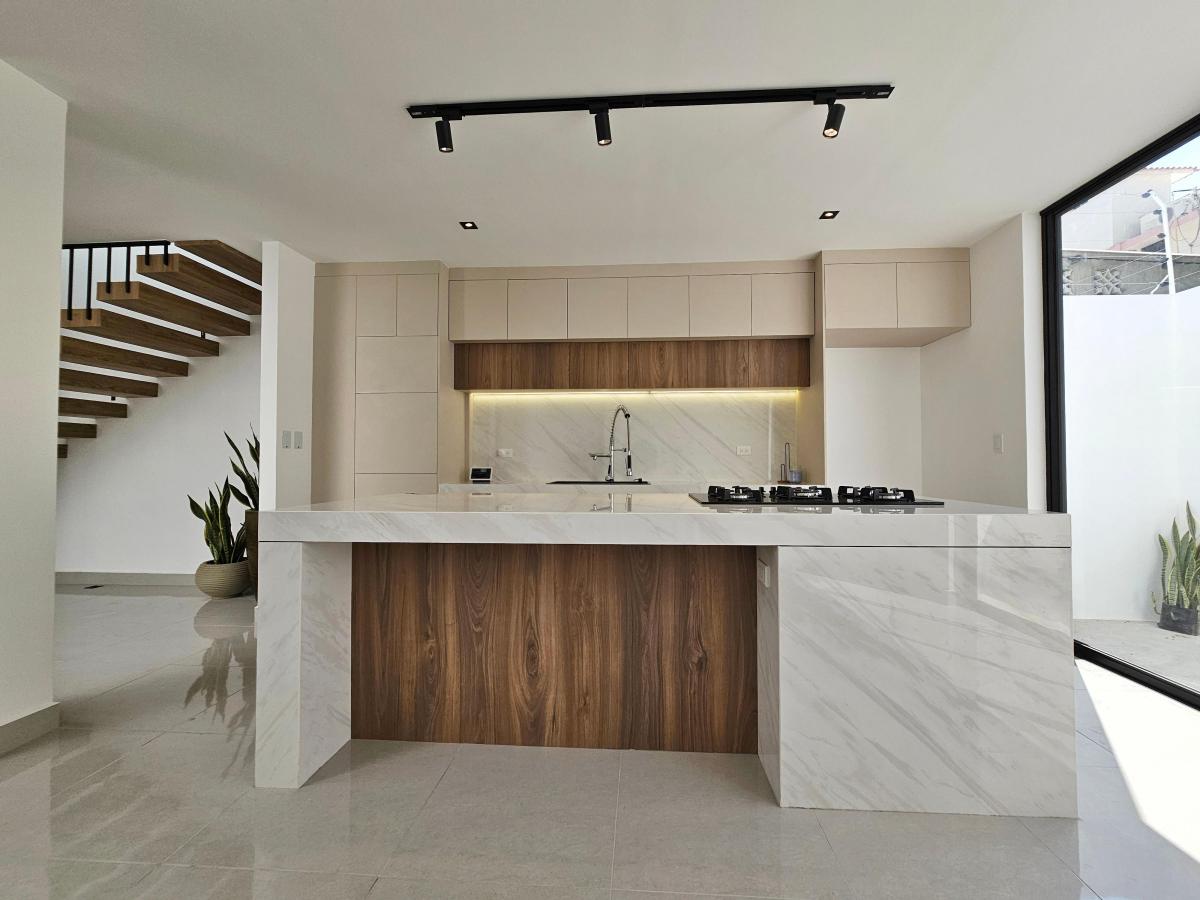 Vendo Espectacular Casa por Etrenar en Chipipe a 2 Cuadras de La Playa — imagen 9
