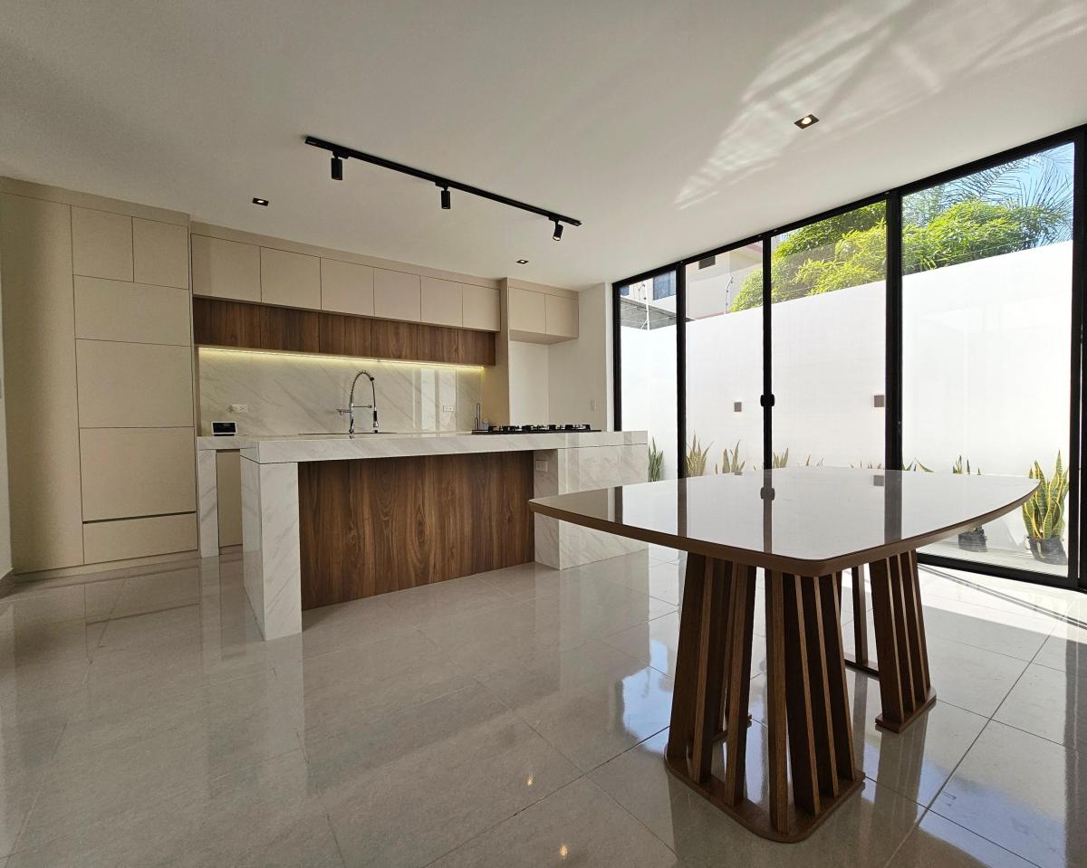 Vendo Espectacular Casa por Etrenar en Chipipe a 2 Cuadras de La Playa — imagen 7
