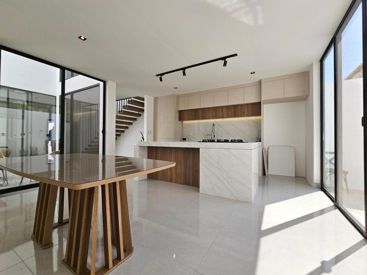 Vendo Espectacular Casa por Etrenar en Chipipe a 2 Cuadras de La Playa — imagen 6