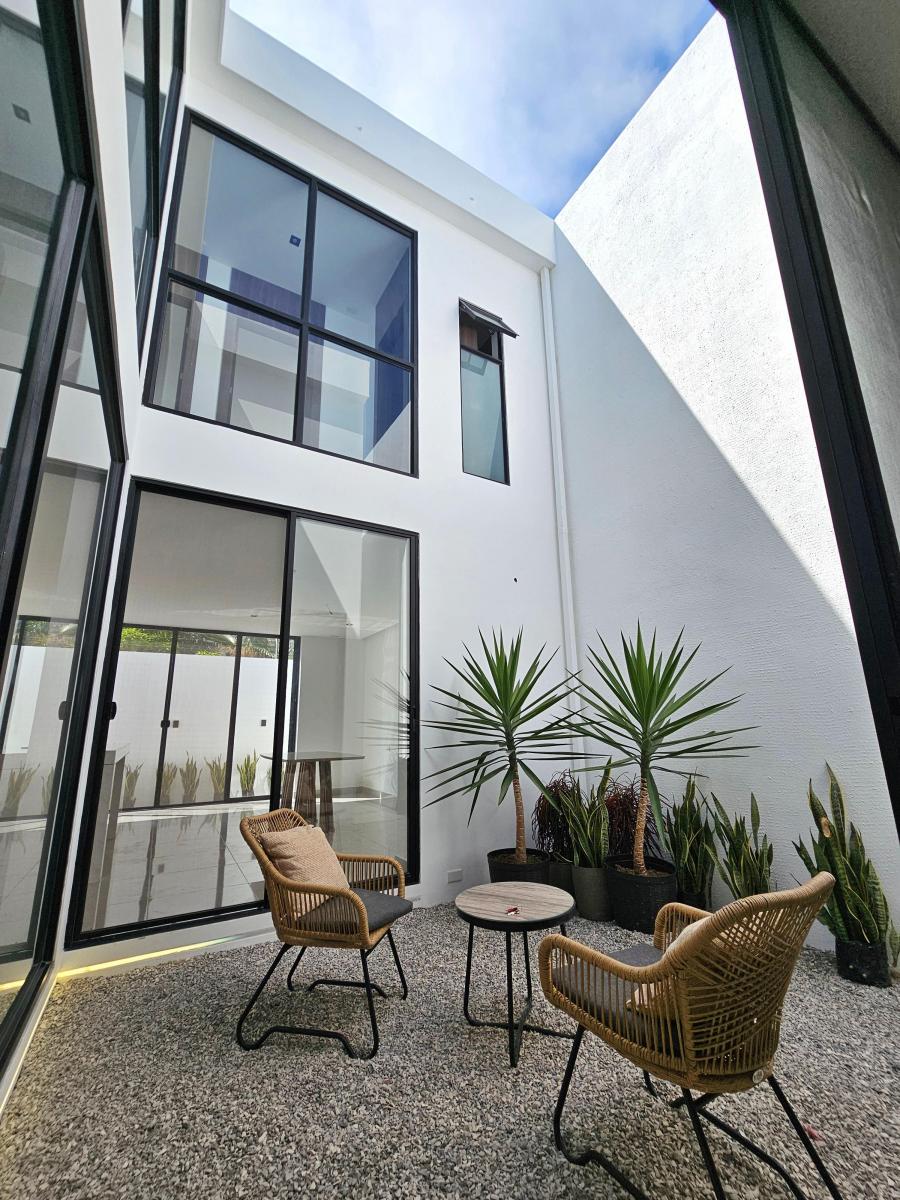 Vendo Espectacular Casa por Etrenar en Chipipe a 2 Cuadras de La Playa — imagen 2
