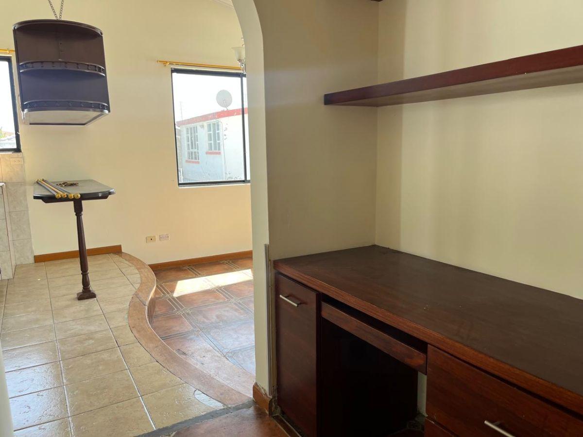 Urgente Casa con Terreno de 450 m² en La Urbanización del Arquitecto Pertenbece Al Condado. Provincia de Pichincha — imagen 3