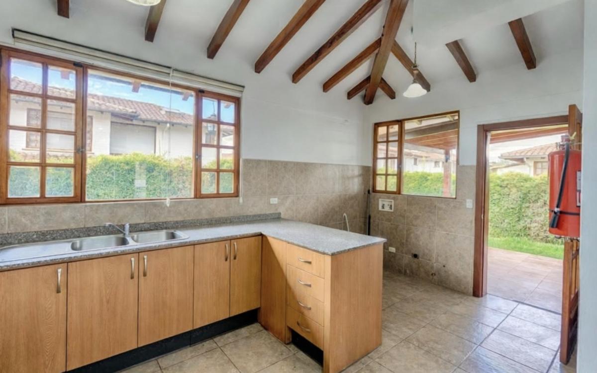 Vendo Casa con Jardín - 3 Dorm. - Tumbaco — imagen 3
