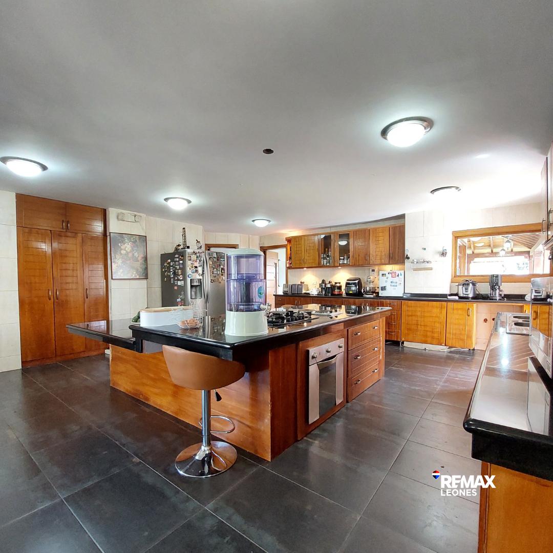 Vive a Lo Grande en San Gabriel: Residencia Exclusiva con Sala de Cine y 6 Parqueaderos — imagen 6