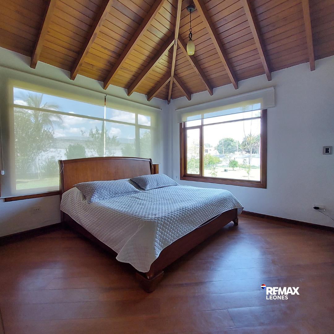 Vive a Lo Grande en San Gabriel: Residencia Exclusiva con Sala de Cine y 6 Parqueaderos — imagen 5
