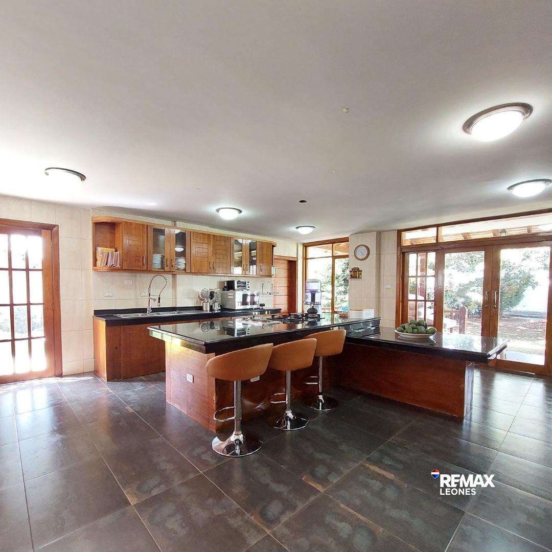 Vive a Lo Grande en San Gabriel: Residencia Exclusiva con Sala de Cine y 6 Parqueaderos — imagen 3