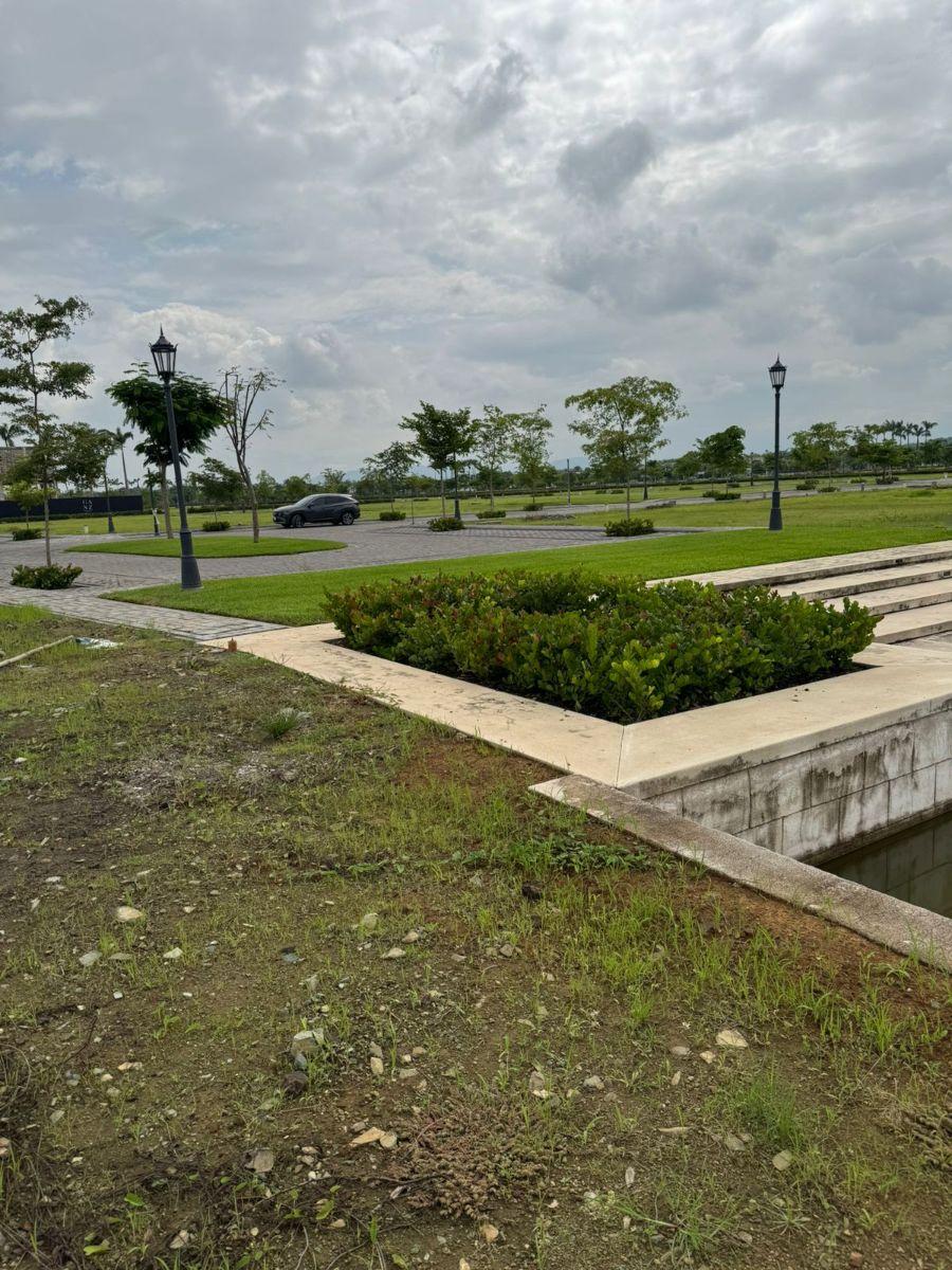 Parques de Batan Terreno Esquinero Al Canal y Al Area Verde, Guayas — imagen 8