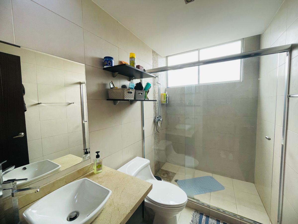 Casa con 3 Recámaras en Venta, 226 m² en Cumbayá — imagen 3