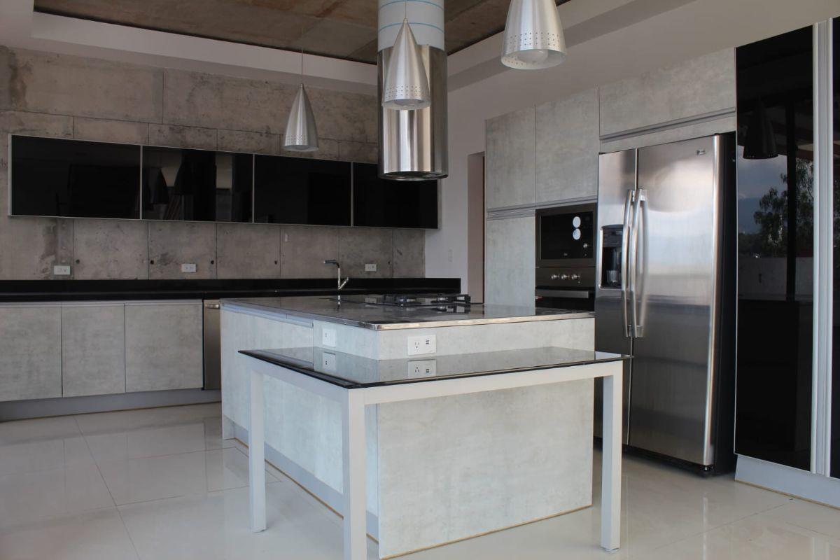 Casa en Venta en Cumbayá | Piscina, Jardín y Vista | $470.000 — imagen 8