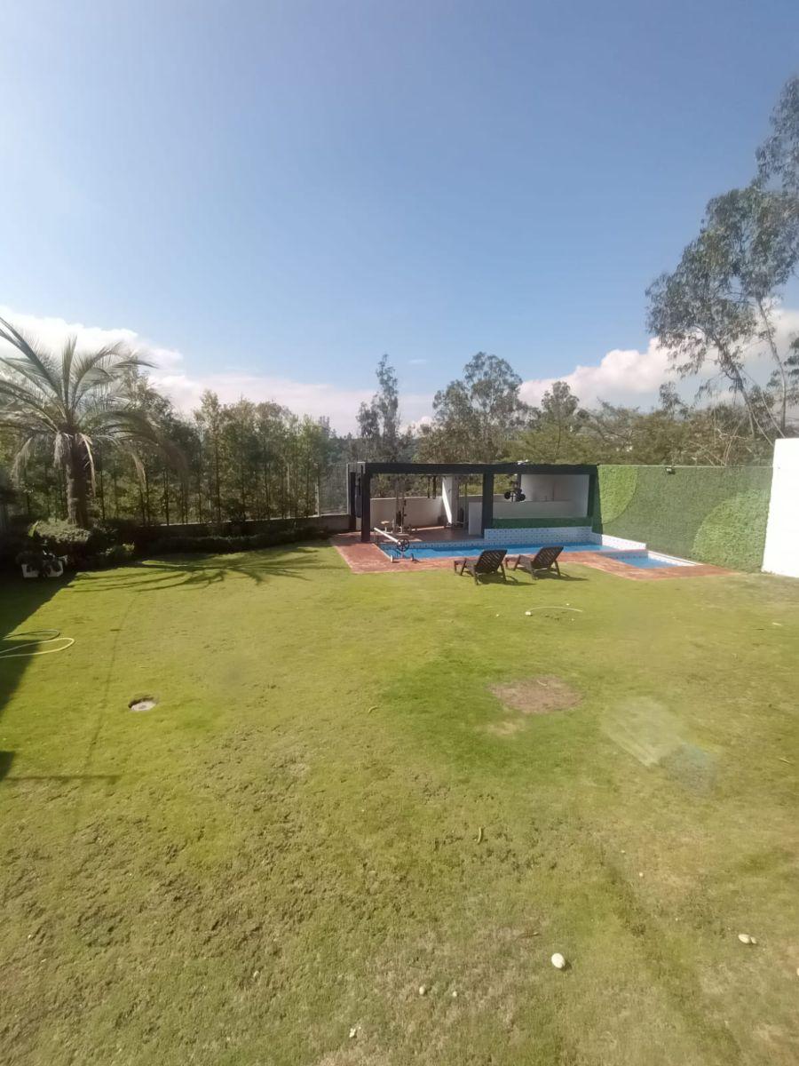 Casa en Venta en Cumbayá | Piscina, Jardín y Vista | $470.000 — imagen 7