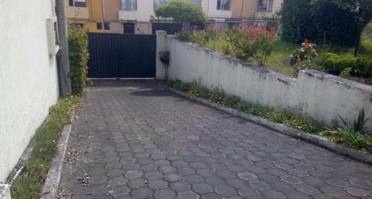 Venta Terreno con Casa Dos Pisos Hormigon Grande Piscina Bbq Parque Cotocollao — imagen 6