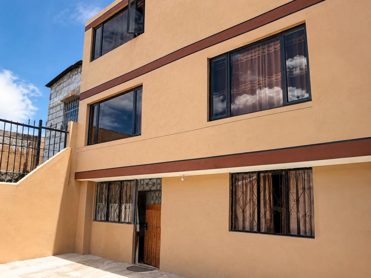 Casa Rentera en Venta – Sector Las Cuadras - 4 Departamentos — imagen 9
