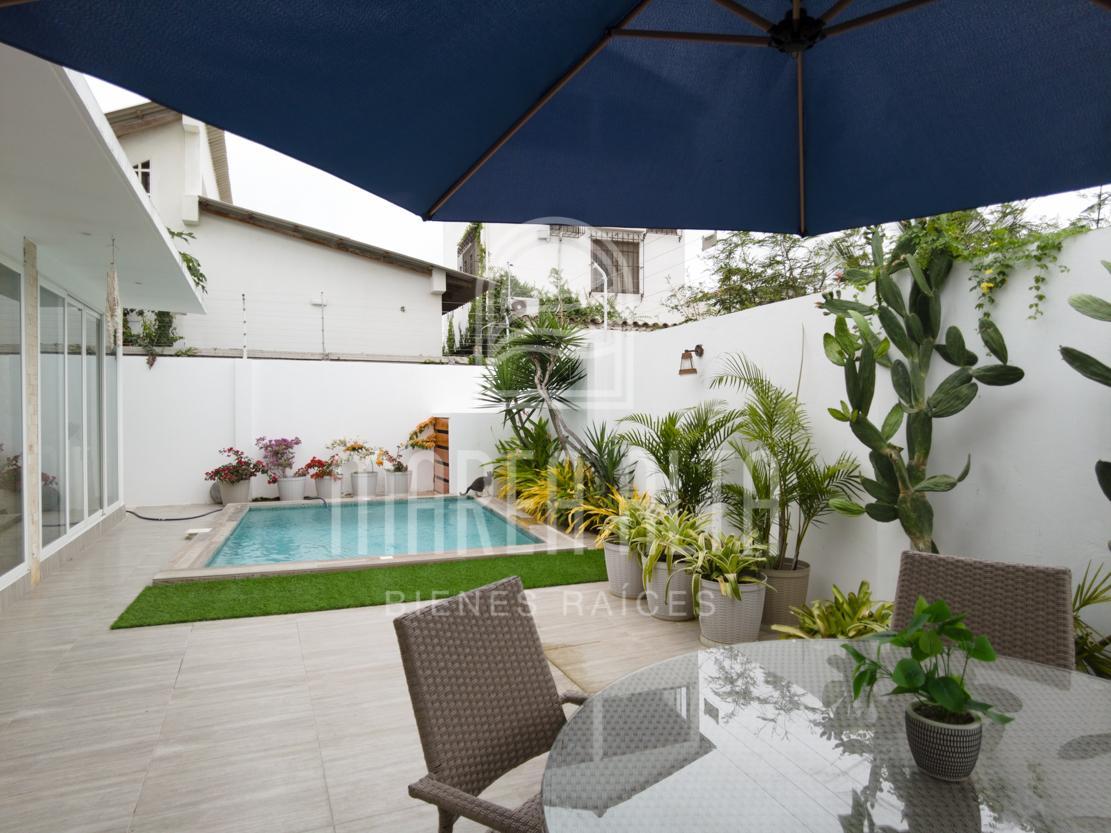 Casa con Piscina a Pasos del Mar en Salinas — imagen 8