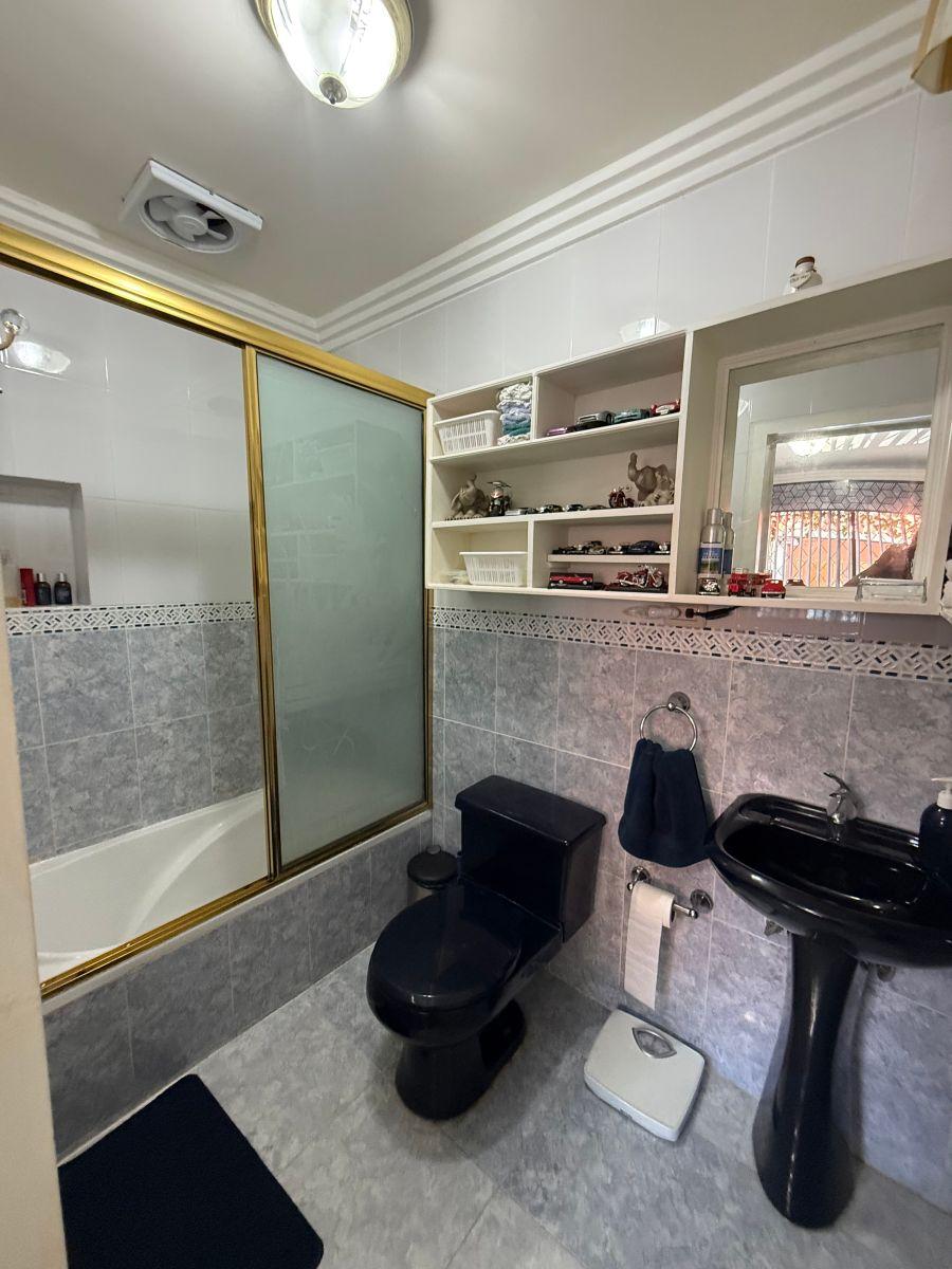 Amplia Casa en Venta, Azuay — imagen 2