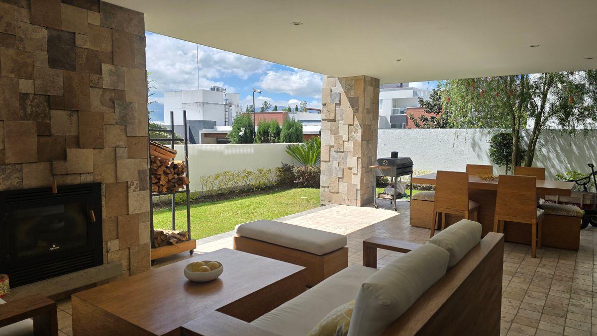 Exclusivo Departamento Tipo Casa con Jardín Privado en Cumbayá | Diseño Londoño — imagen 7