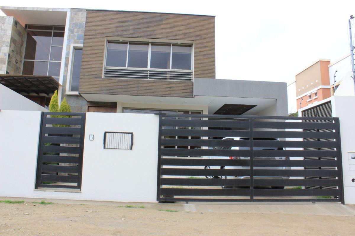 Amplia Villa en Venta en Challuabamba, Sector Apangoras / 4 Domitorios, Jardín y Área Verde. Azuay — imagen 10