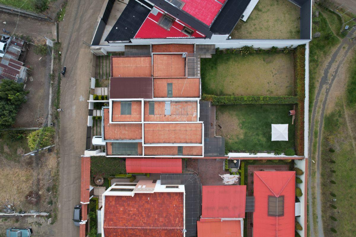 Amplia Villa en Venta en Challuabamba, Sector Apangoras / 4 Domitorios, Jardín y Área Verde. Azuay — imagen 8