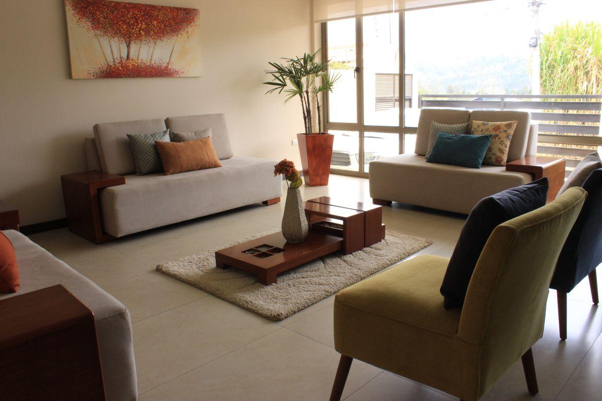 Amplia Villa en Venta en Challuabamba, Sector Apangoras / 4 Domitorios, Jardín y Área Verde. Azuay — imagen 7
