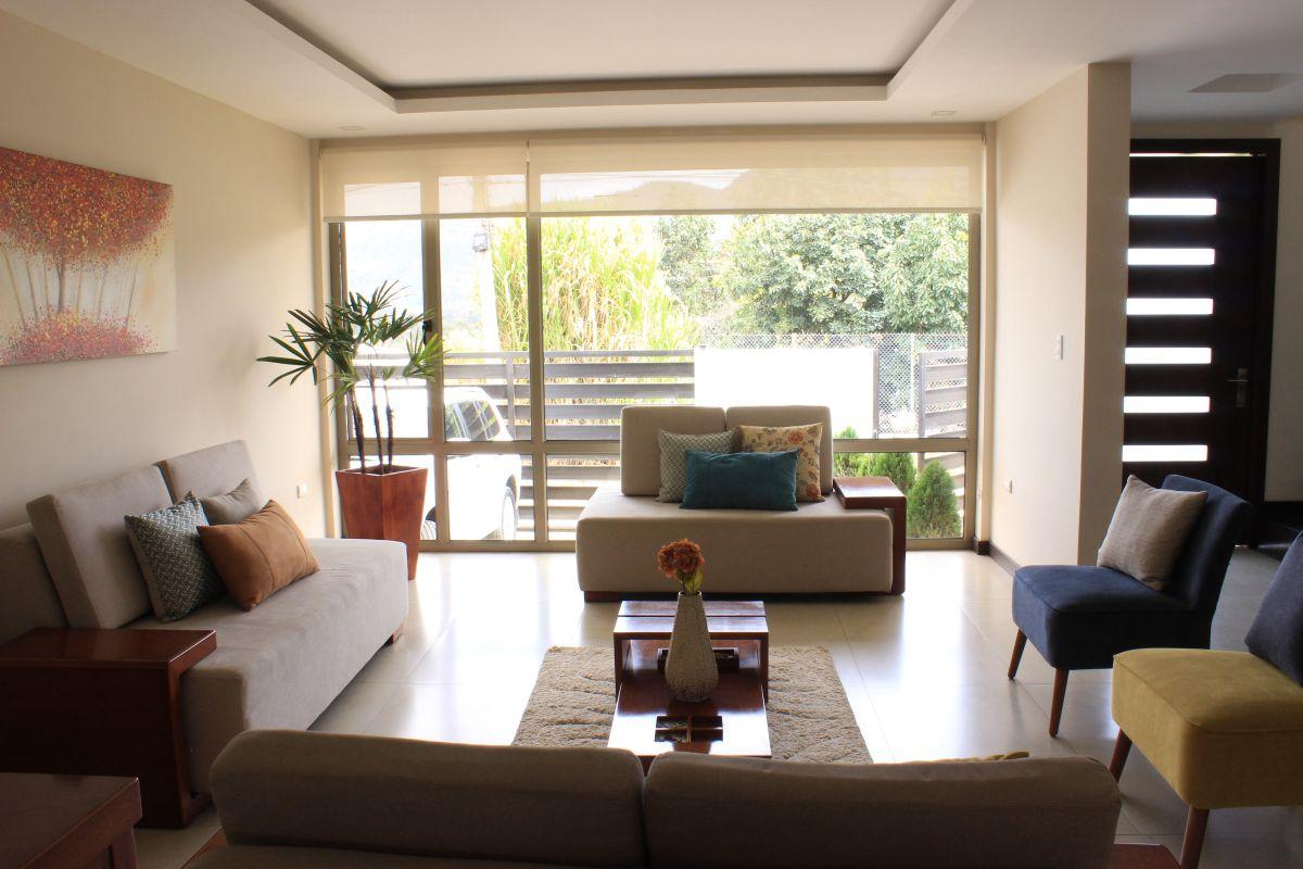 Amplia Villa en Venta en Challuabamba, Sector Apangoras / 4 Domitorios, Jardín y Área Verde. Azuay — imagen 6