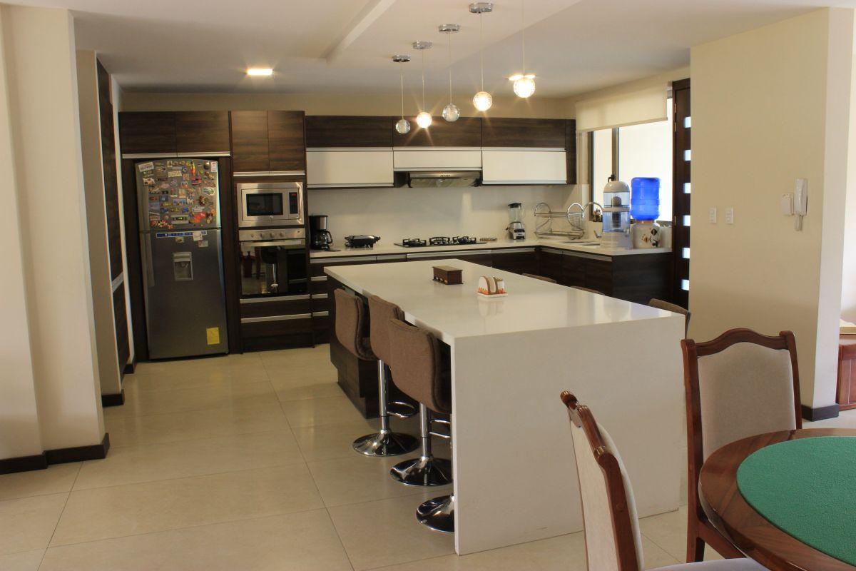 Amplia Villa en Venta en Challuabamba, Sector Apangoras / 4 Domitorios, Jardín y Área Verde. Azuay — imagen 4