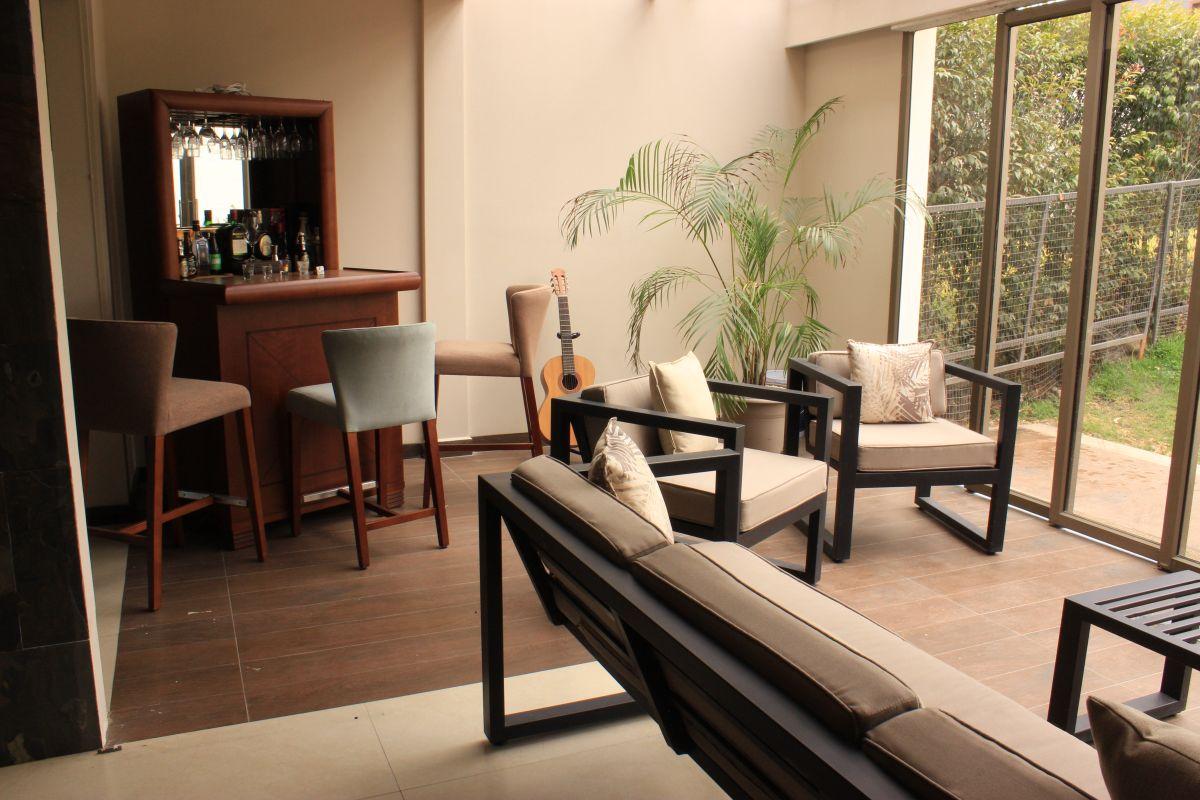 Amplia Villa en Venta en Challuabamba, Sector Apangoras / 4 Domitorios, Jardín y Área Verde. Azuay — imagen 2