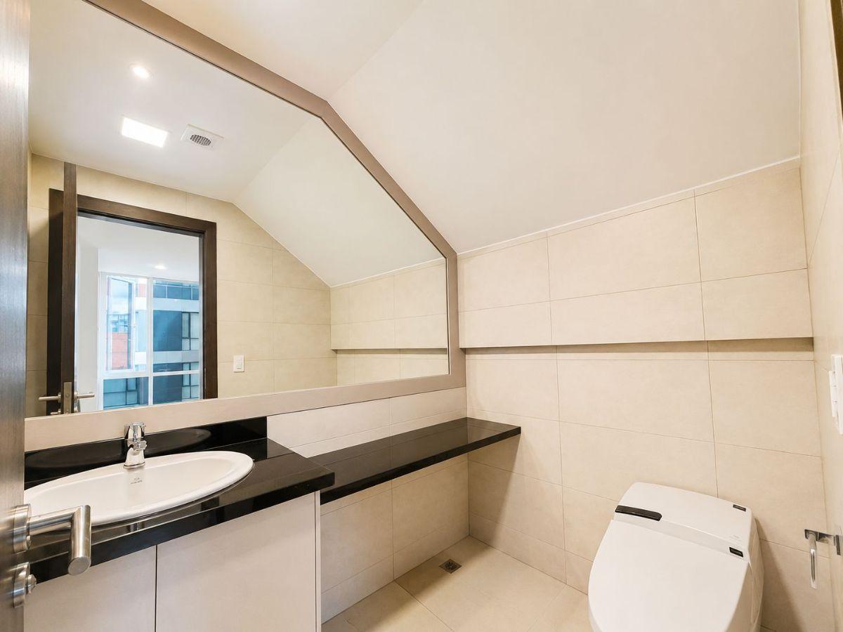 De Venta Penthouse Duplex Remodelado Cerca a La Carolina — imagen 8