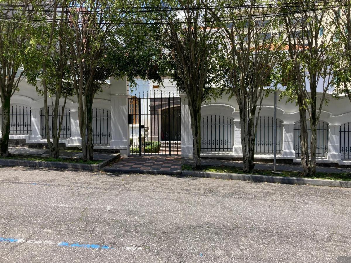 Casa 945 m, en Venta, Calles Tamayo y Baquerizo. 60 Años de Historia. Estilo Republicano. Provincia de Pichincha — imagen 9