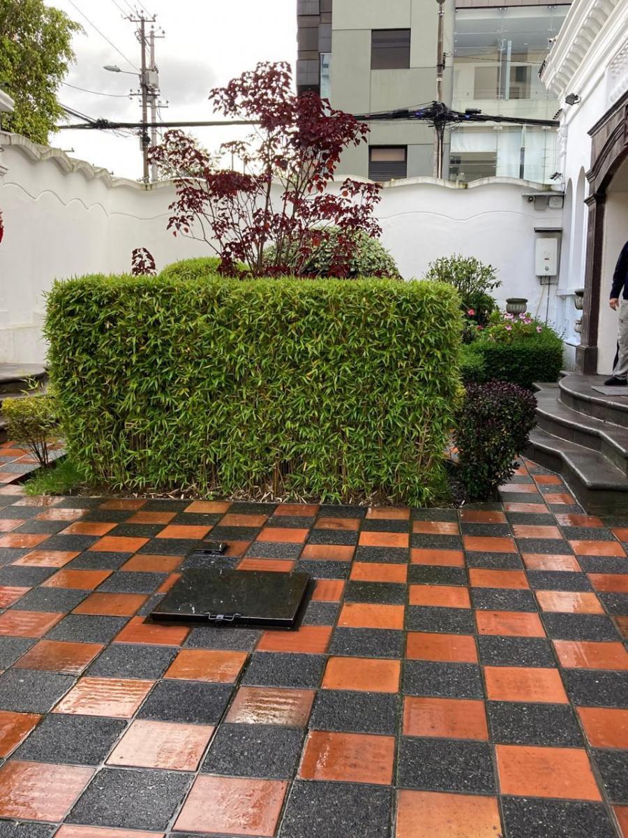 Casa 945 m, en Venta, Calles Tamayo y Baquerizo. 60 Años de Historia. Estilo Republicano. Provincia de Pichincha — imagen 8