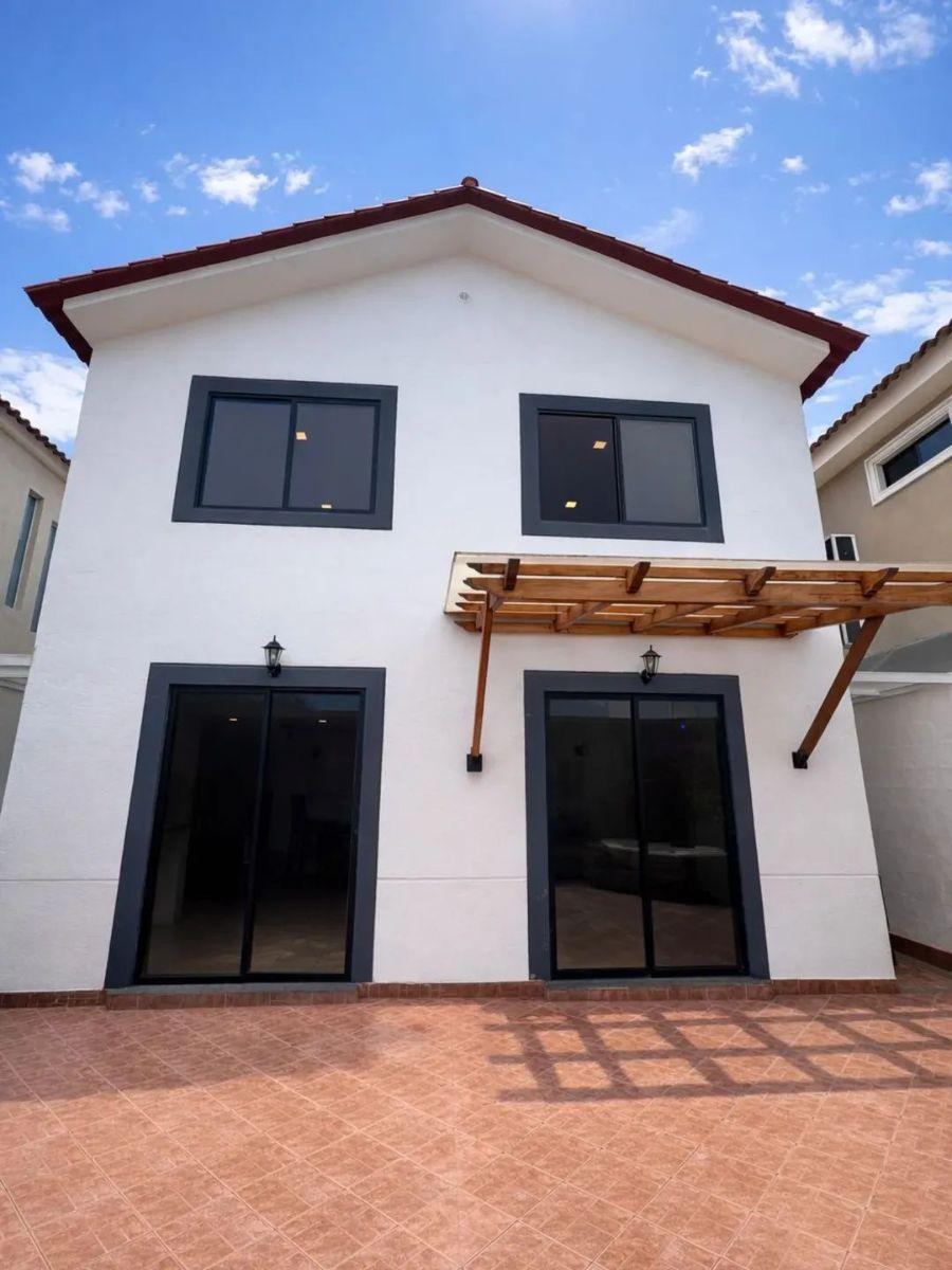 Ciudad Celeste - Moderna Casa en Venta en Ciudad Celeste - Samborondon, Guayas — imagen 10