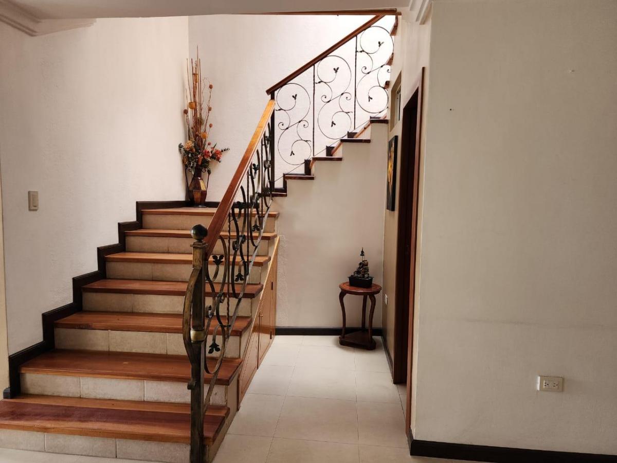 Casa Elegante de 5 Dorm. en Venta Sector Narancay, Azuay — imagen 10