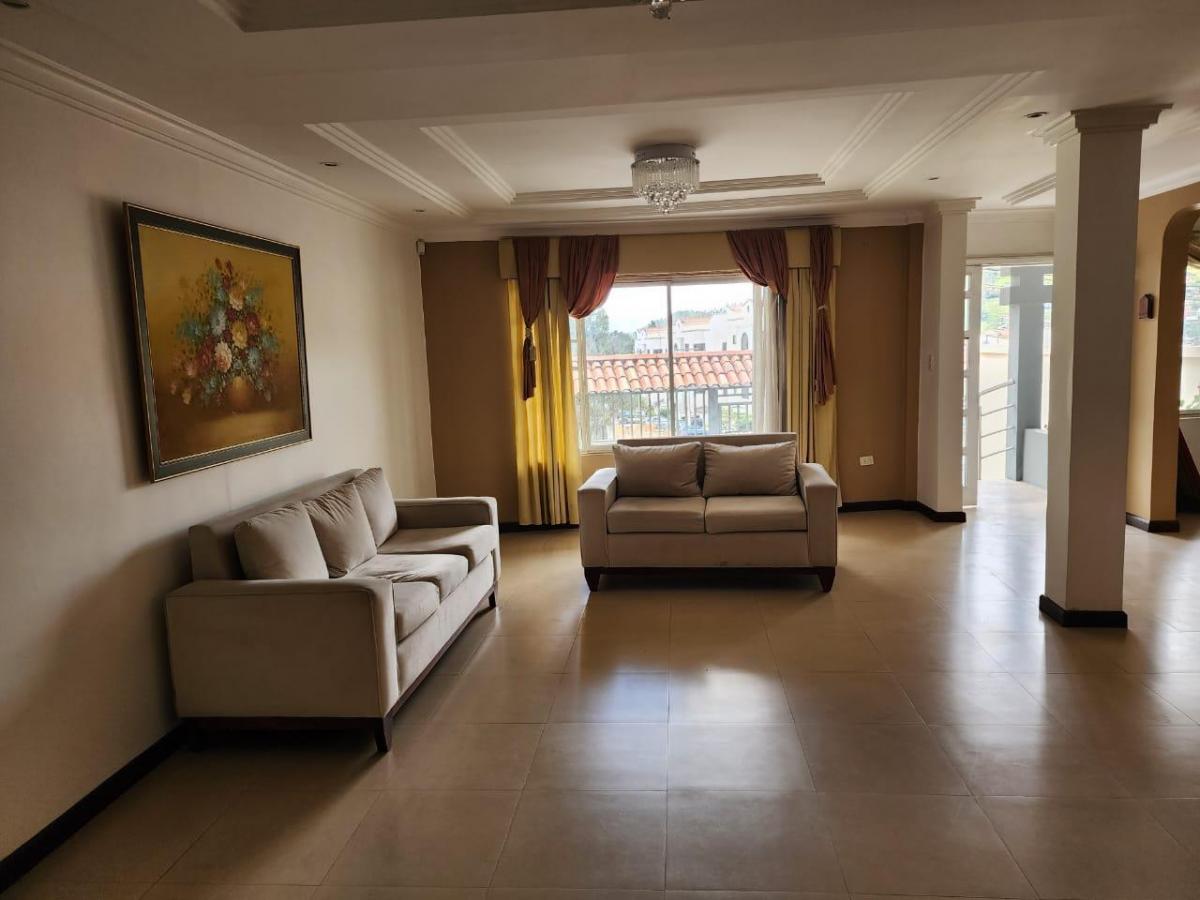 Casa Elegante de 5 Dorm. en Venta Sector Narancay, Azuay — imagen 6