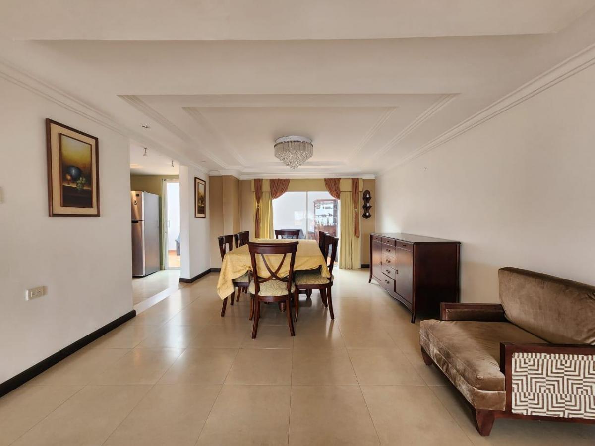 Casa Elegante de 5 Dorm. en Venta Sector Narancay, Azuay — imagen 4