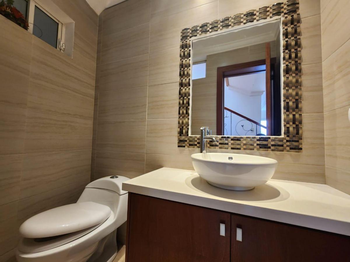 Casa Elegante de 5 Dorm. en Venta Sector Narancay, Azuay — imagen 2