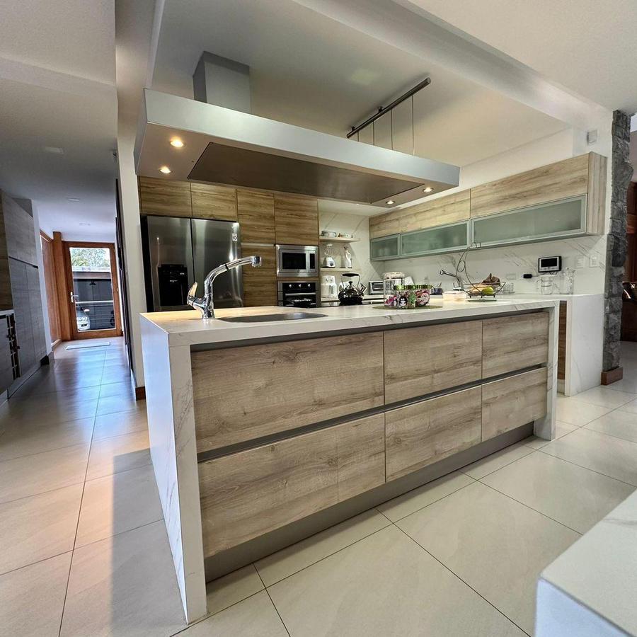 Casa con 4170 m² en Venta con 5 Habitaciones en Tumbaco — imagen 3
