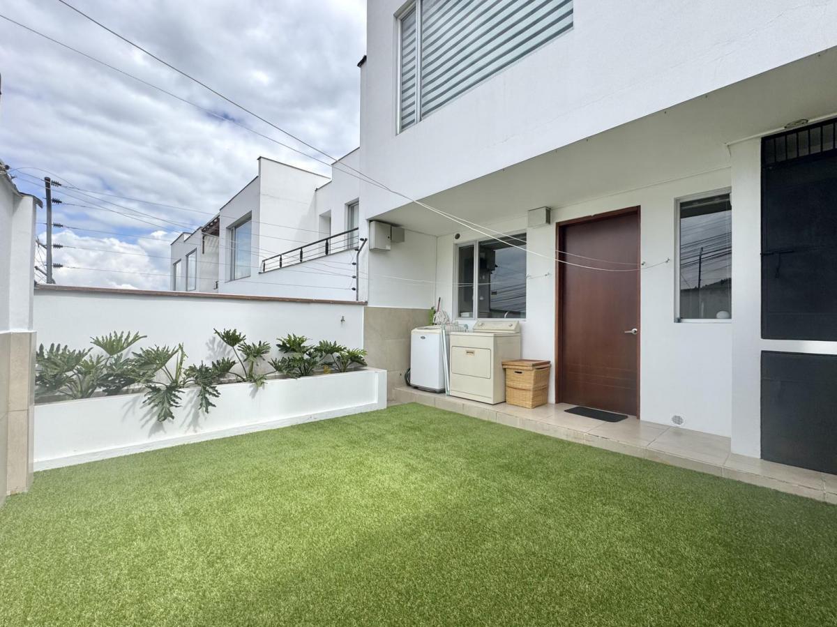 Casa de Venta en San Juan Alto Cumbayá — imagen 2