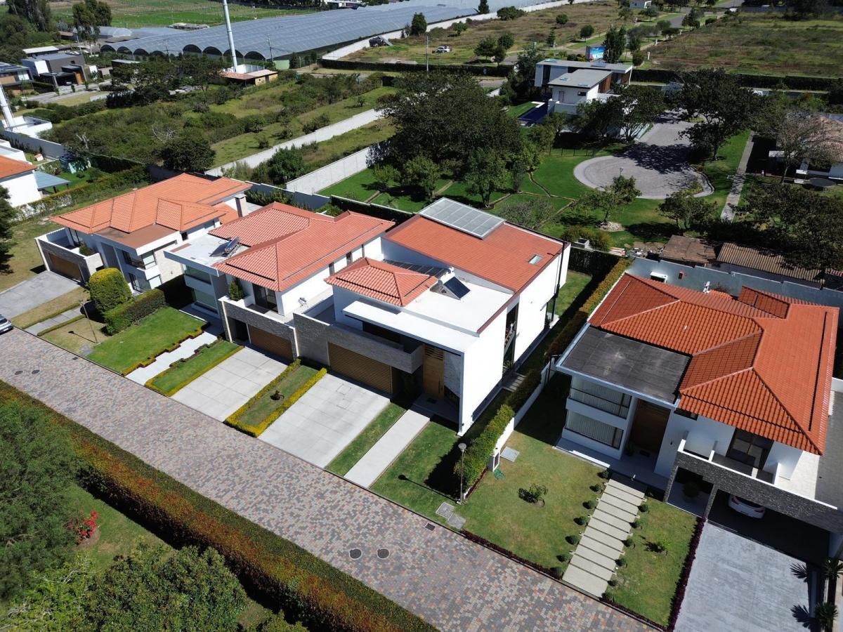 Casa en Venta Moderna y Amplias Áreas Verdes Conjunto Privado en Puembo — imagen 2