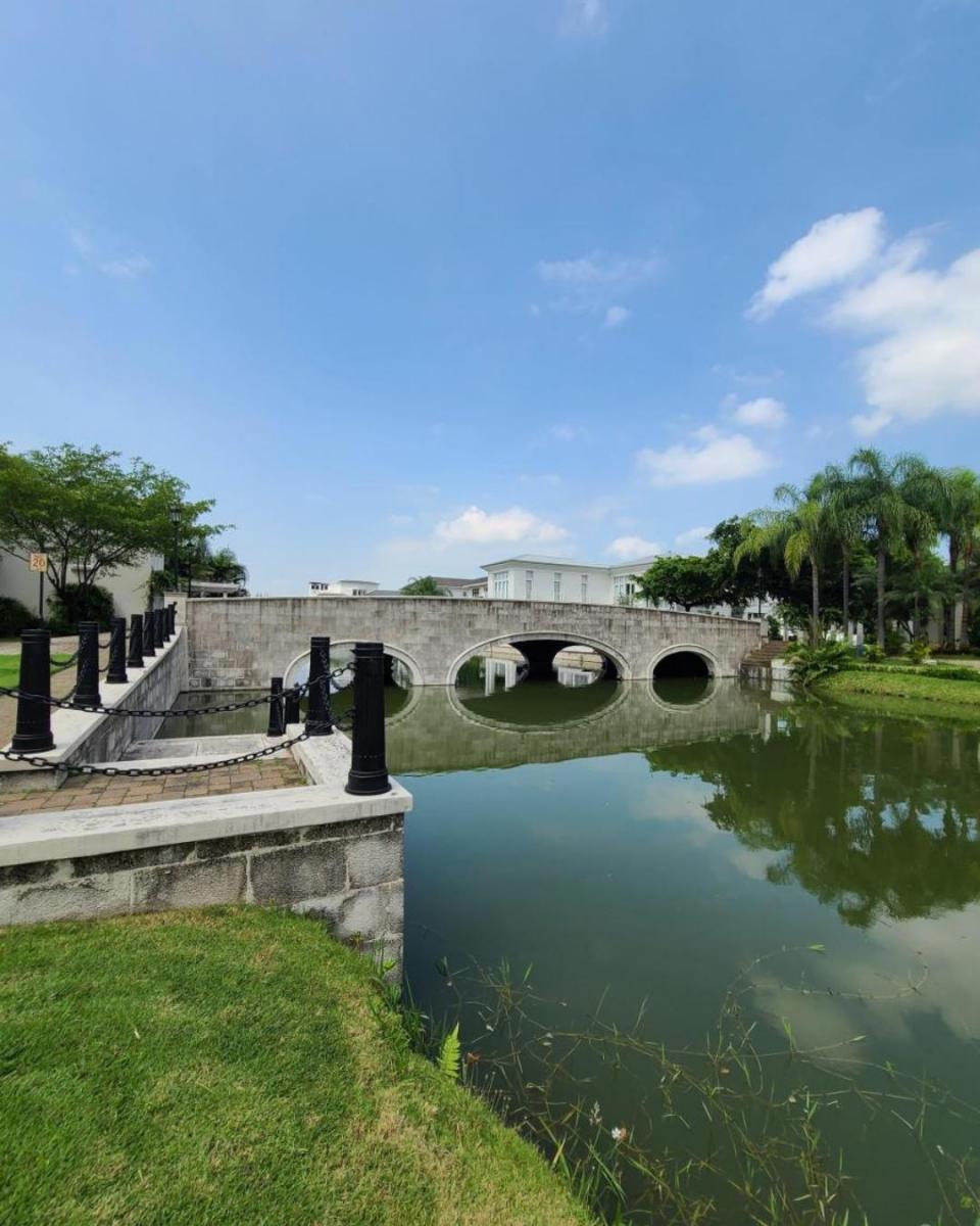Samborondon Urb. Lagos de Batan Terreno Al Lago en Venta, Guayas — imagen 3