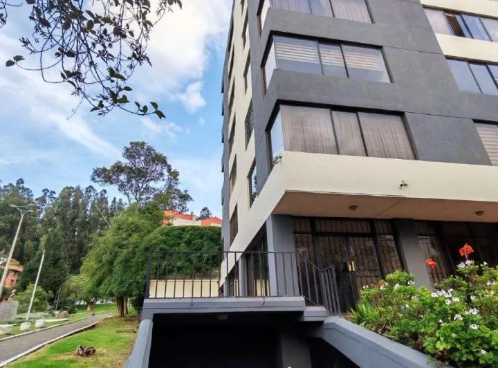 Venta Local Esquinero en El Batan - Norte de Quito — imagen 1