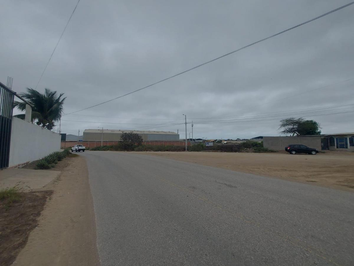Vendo Terreno Esquinero con Salida a 2 Calles Sector Industrial de La Libertad — imagen 7