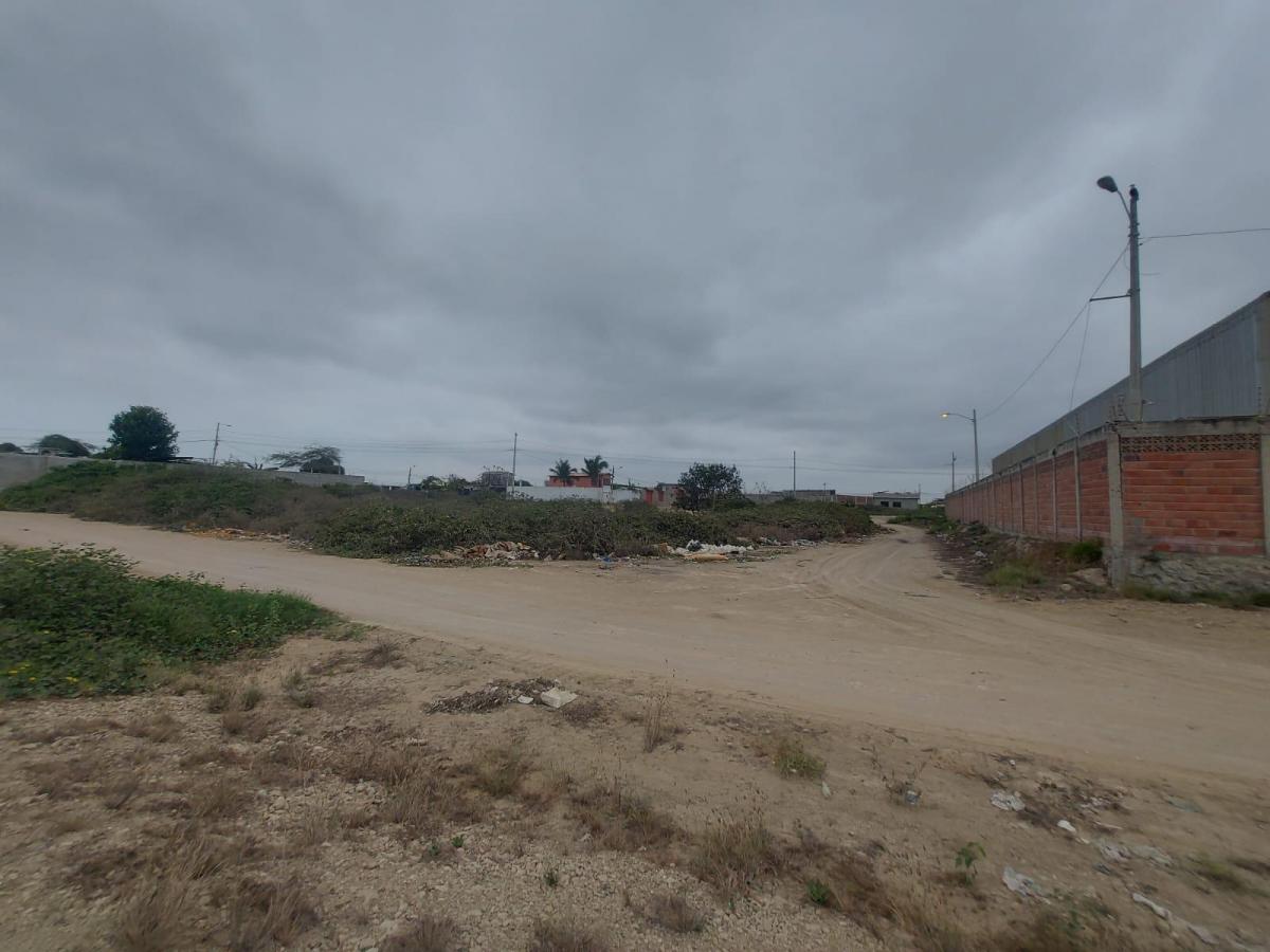 Vendo Terreno Esquinero con Salida a 2 Calles Sector Industrial de La Libertad — imagen 2