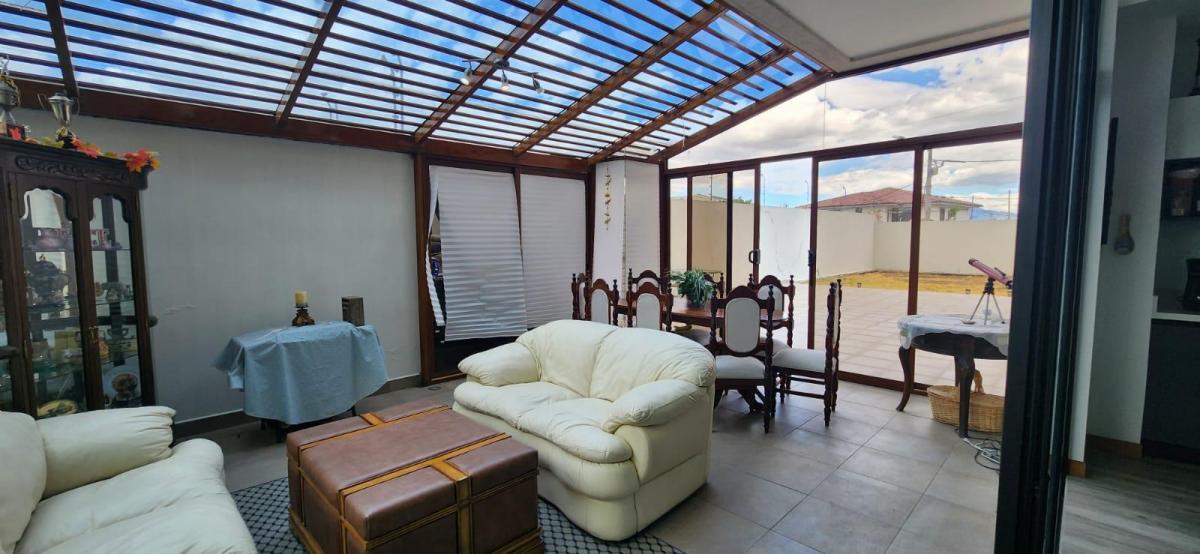 Lindo Departamento con Amplio Jardin de Venta en Cumbaya — imagen 8