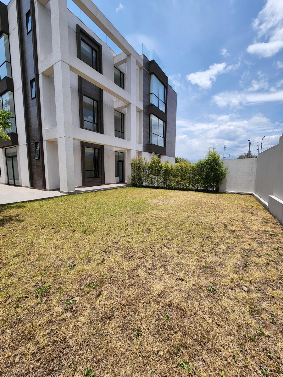 Lindo Departamento con Amplio Jardin de Venta en Cumbaya — imagen 4