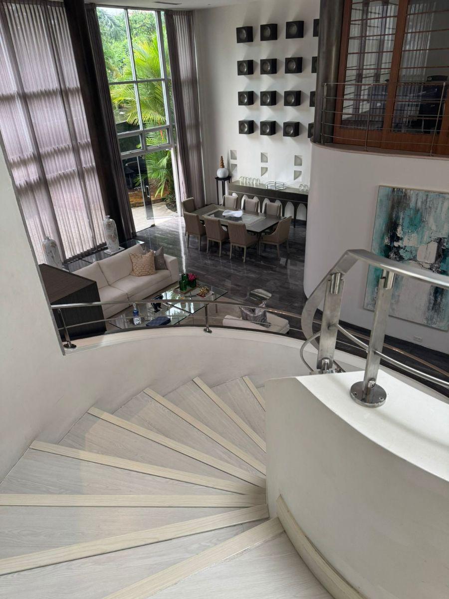 Casa con 3 Recámaras en 700 m² en Venta y Alquiler, Amoblada Samborondón, Guayas — imagen 2