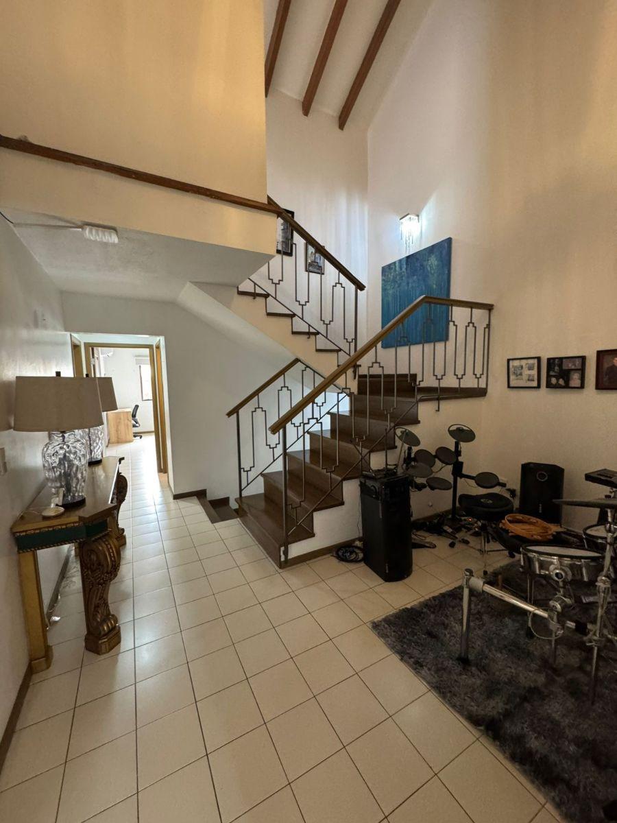 Casa con 300 m² y 4 Habitaciones en Venta y Alquiler, Samborondón, Piscina, Guayas — imagen 2