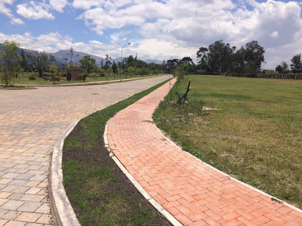 Terreno Totalmente Plano Ubicado Dentro de Exclusiva Urbanización Sector Parque Puembo — imagen 2