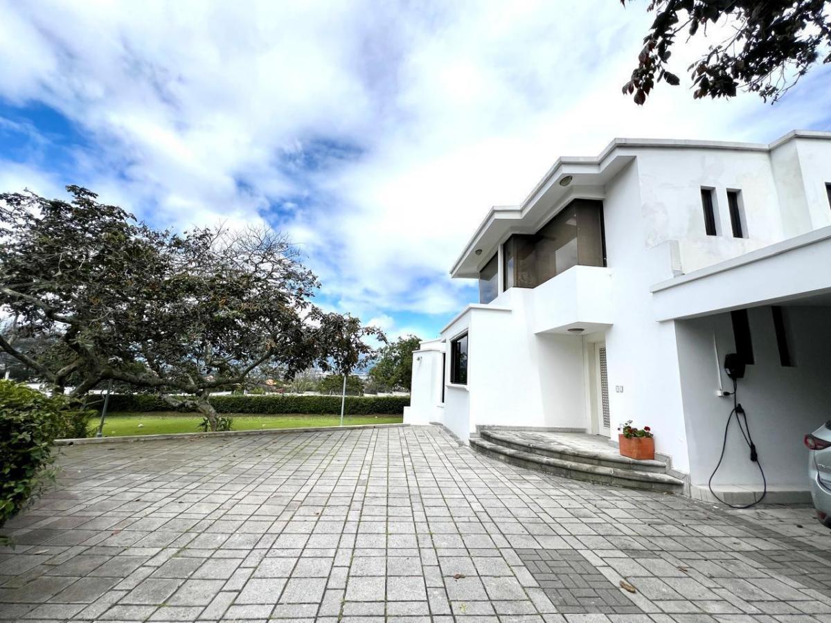Mv - Sector Nayon, Tanda en Venta Casa de 3d 555 m² con Amplios Jardines — imagen 8