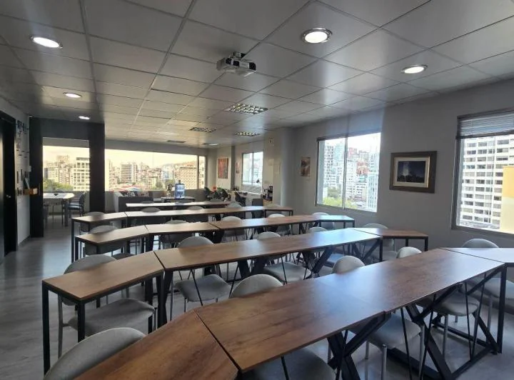 Excelente Oficina Amoblada en Venta de 94 m — imagen 1