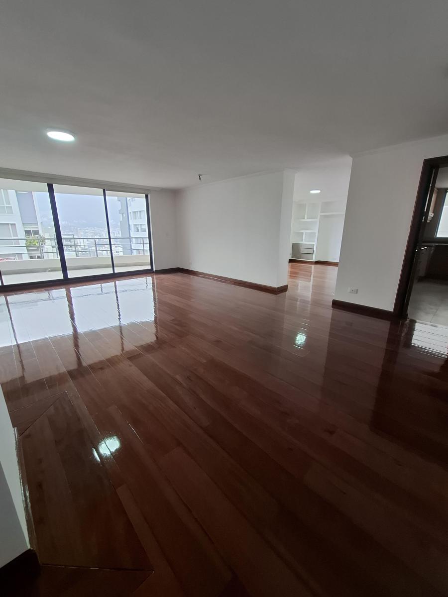 Vendo Departamento con Vista y Balcón Amplio - Sector González Suárez — imagen 9